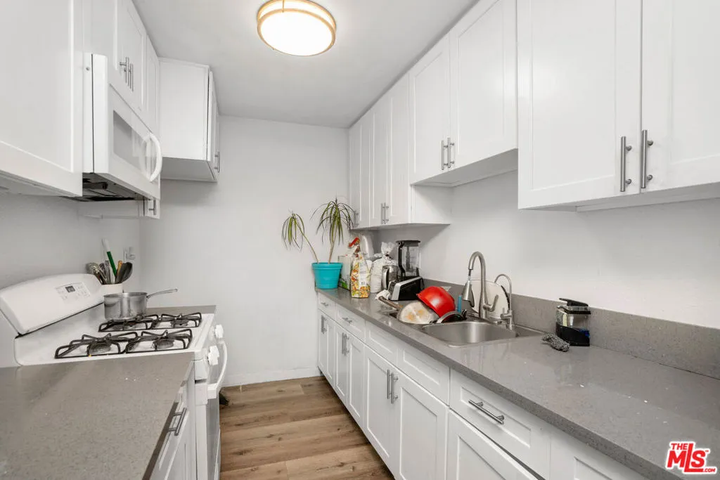 6653 Darby Ave - Interior