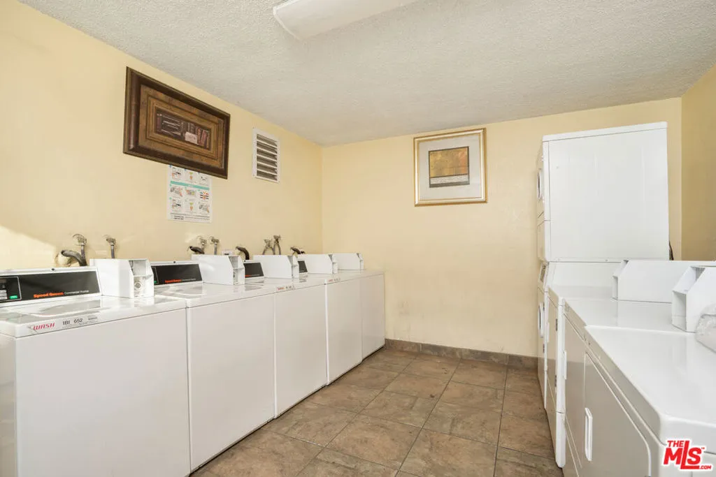 6653 Darby Ave - Interior
