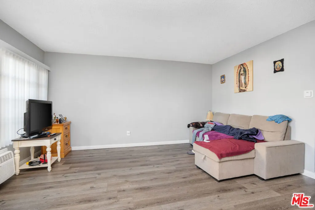 6653 Darby Ave - Interior