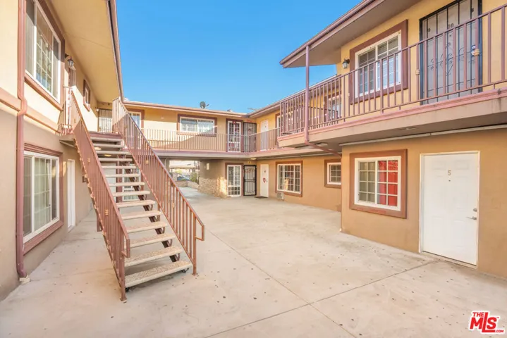 6653 Darby Ave - Common Area