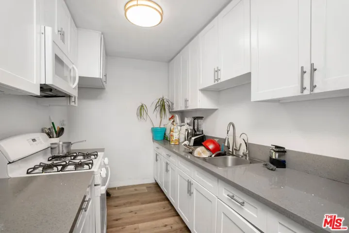 6653 Darby Ave - Interior