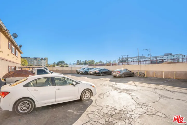 6653 Darby Ave - Parking