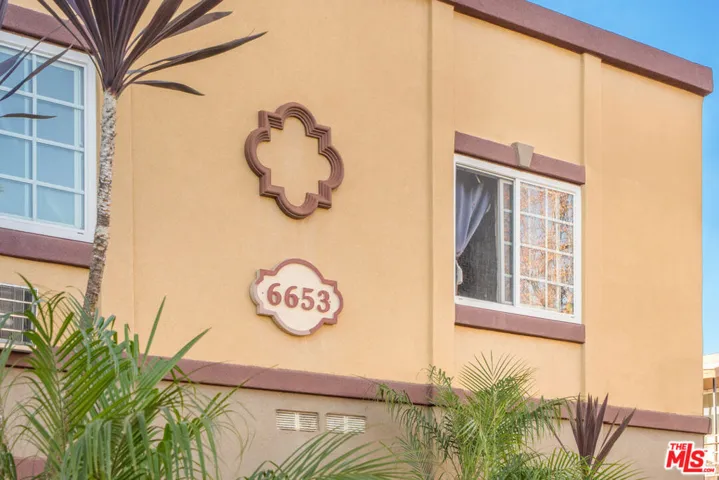 6653 Darby Ave - Exterior