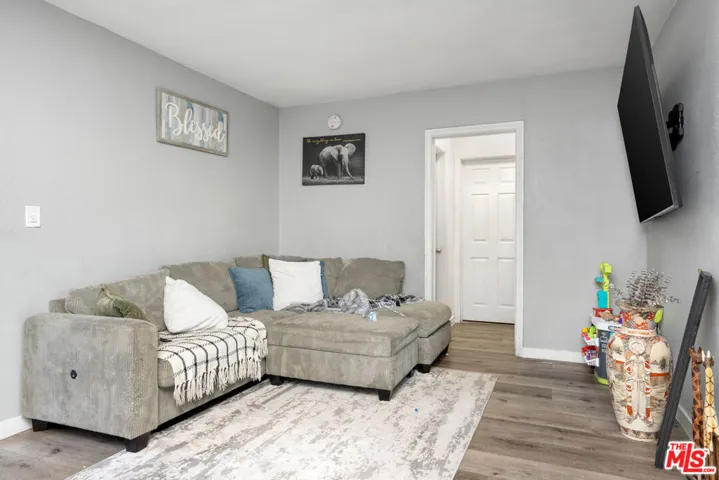 6653 Darby Ave - Interior