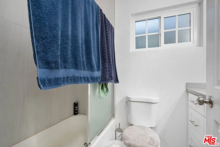 6653 Darby Ave - Interior