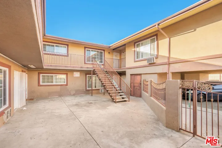 6653 Darby Ave - Common Area