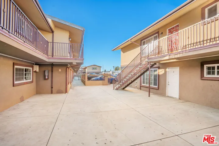 6653 Darby Ave - Common Area
