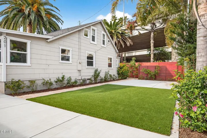 3-web-or-mls-UpmarketMedia_201Olive-017