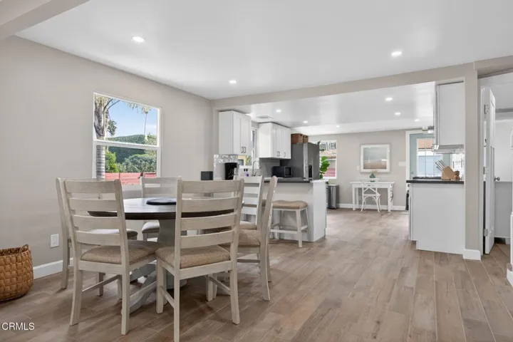 13-web-or-mls-UpmarketMedia_201Olive-077