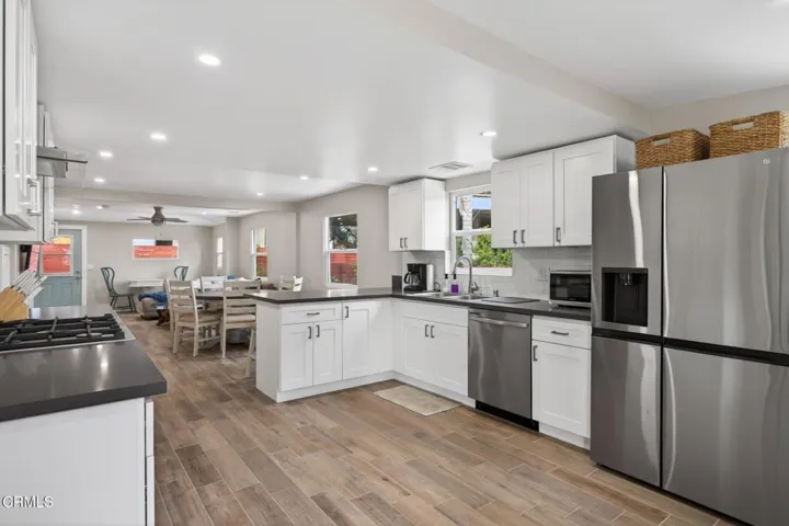 19-web-or-mls-UpmarketMedia_201Olive-051