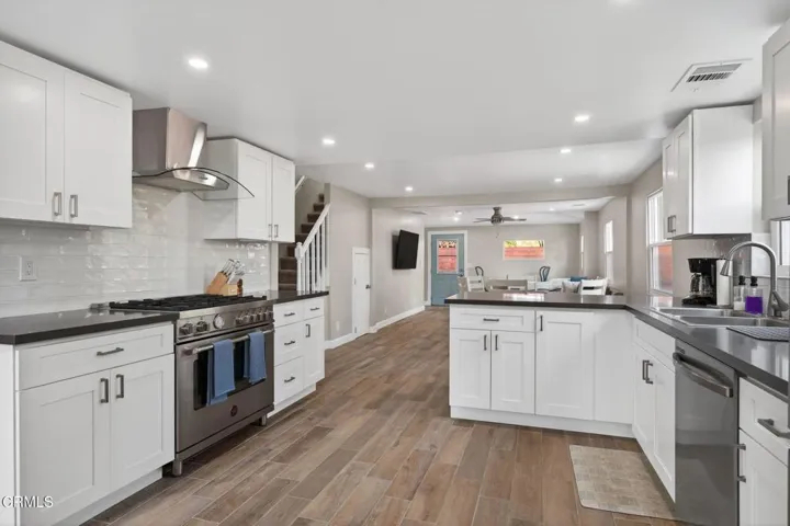 20-web-or-mls-UpmarketMedia_201Olive-066