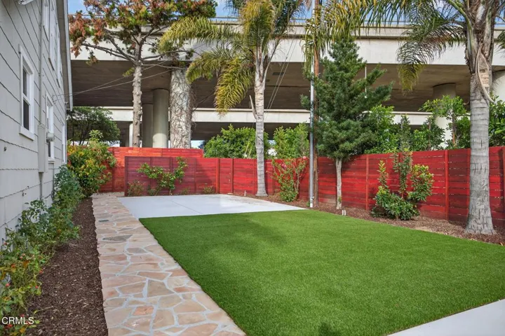 4-web-or-mls-UpmarketMedia_201Olive-021