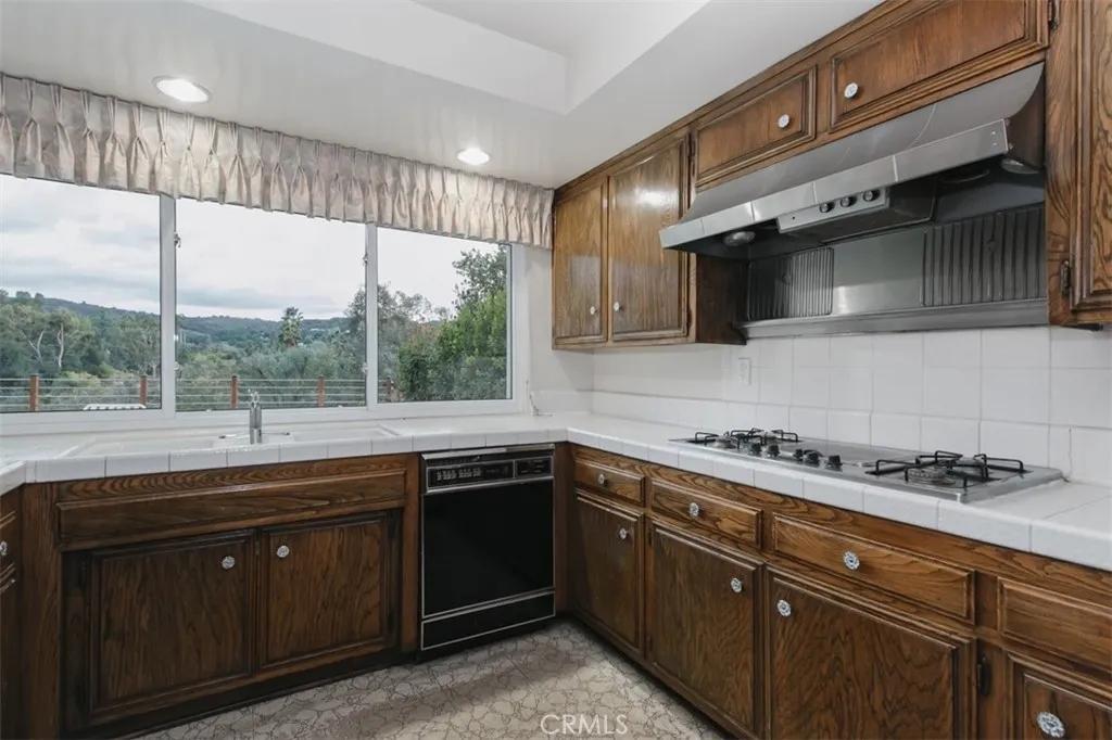 19291 Berclair Lane, Tarzana, California 91356 home-pic-17
