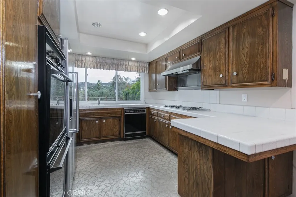 19291 Berclair Lane, Tarzana, California 91356 home-pic-13