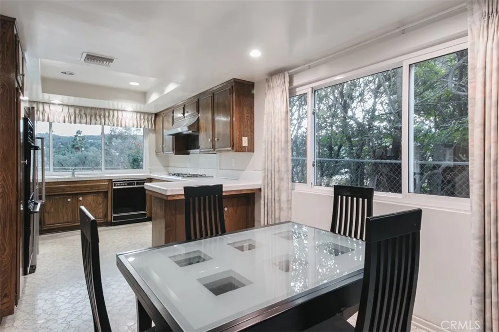 19291 Berclair Lane, Tarzana, California 91356 home-pic-16