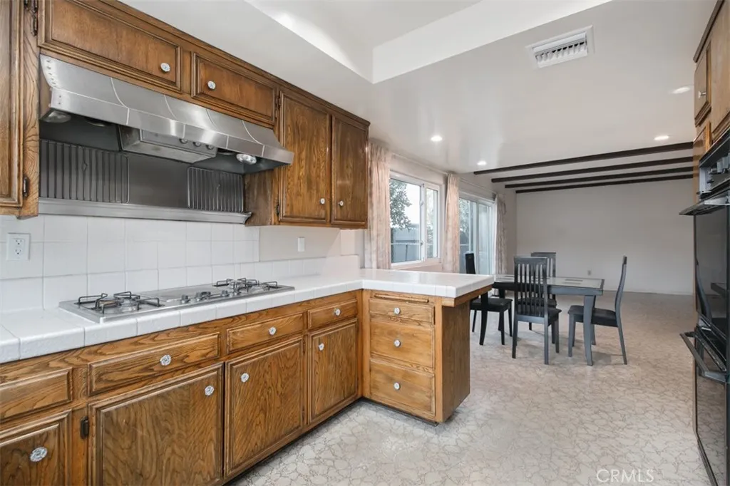 19291 Berclair Lane, Tarzana, California 91356 home-pic-15