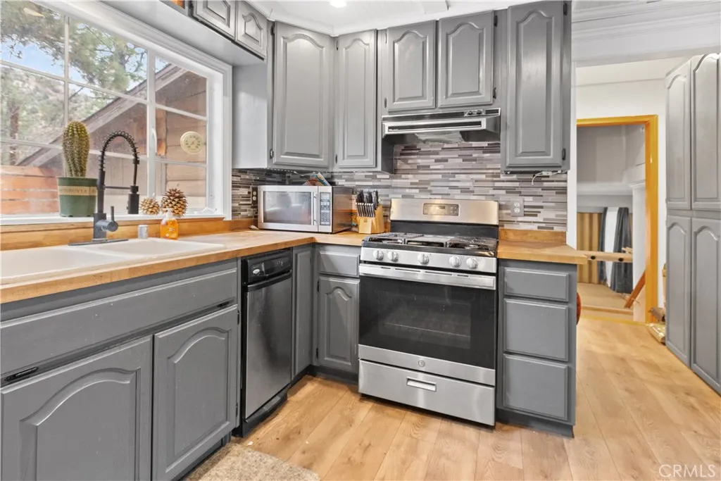 800 Mountain View, Wrightwood, California 92397 home-pic-11