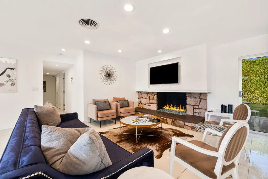 783 E Mesquite Avenue, Palm Springs, California 92264 home-pic-16