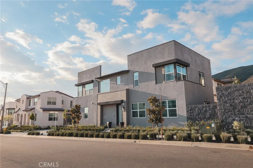 15818 Caterpillar Dr, Fontana, California 92336 home-pic-2