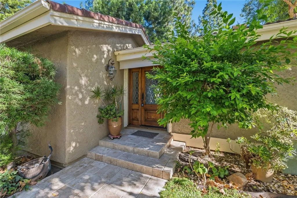 113 Conifer Circle, Oak Park, California 91377 home-pic-1