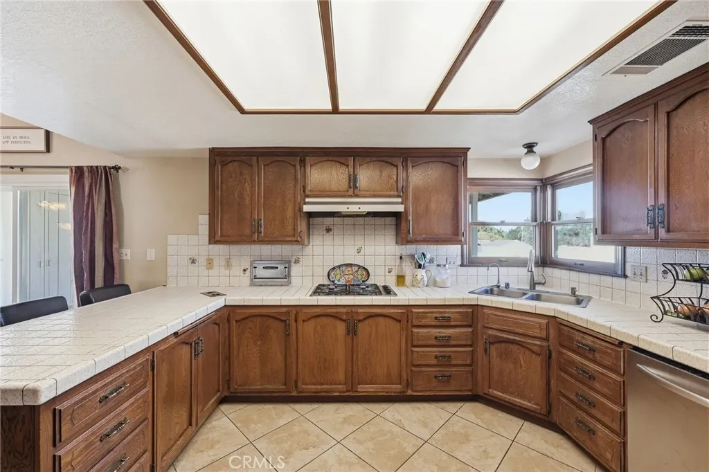 11135 Old Fashion, Riverside, California 92503 home-pic-11