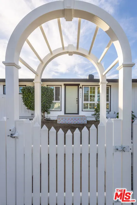 1881 Hackett Avenue, Long Beach, California 90815 home-pic-2