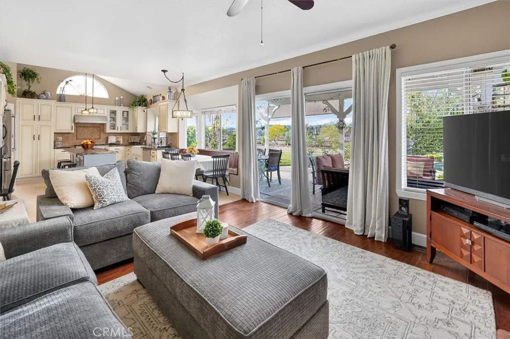 22507 Poplar Street, Saugus, California 91390 home-pic-16