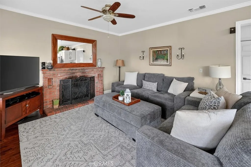 22507 Poplar Street, Saugus, California 91390 home-pic-15