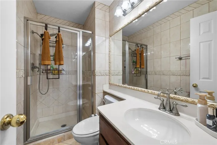 Downstairs bathroom w/walk-in shower