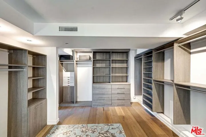 Walk in closet 2