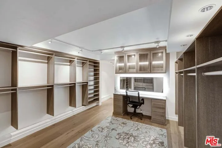 Walk in closet 2