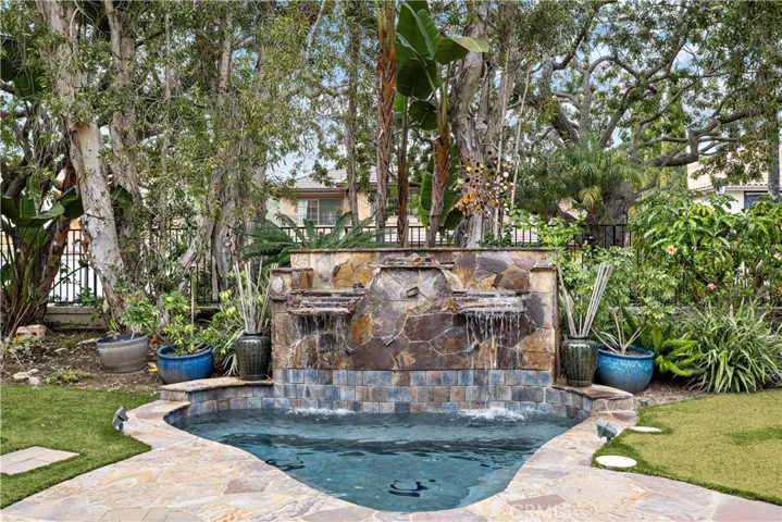 Oversized Jacuzzi with Fountain Feature