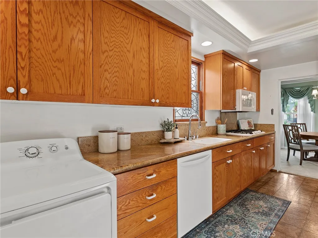 1516 N Pepper Street, Burbank, California 91505 home-pic-8