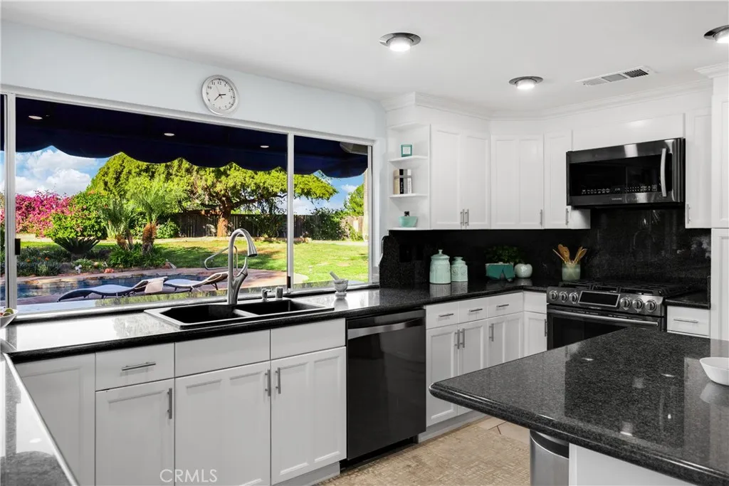 7230 Sarsaparilla Drive, Corona, California 92881 home-pic-18