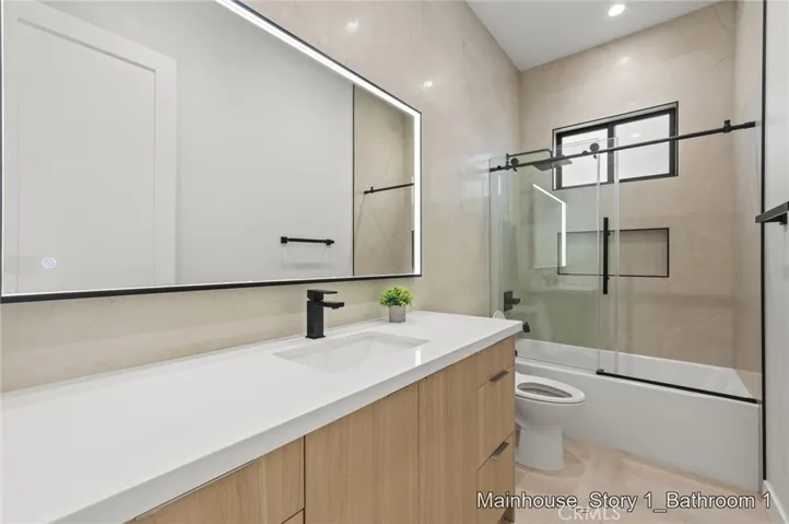 Main House - 1st Floor Bathroom 1