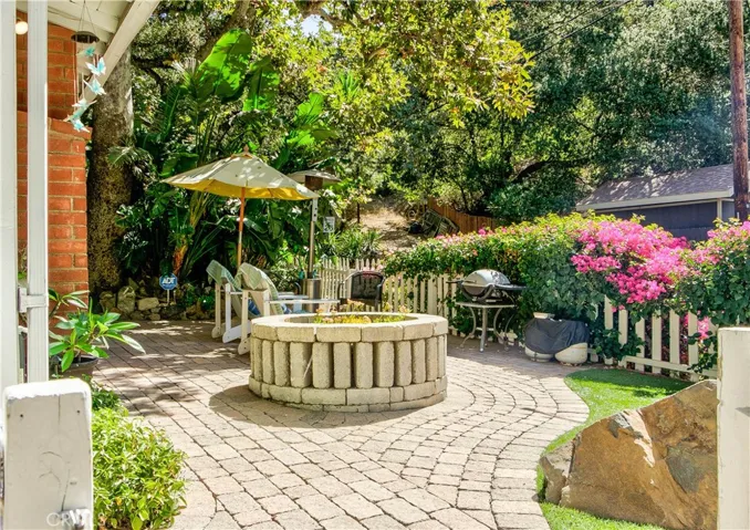 Front courtyard complete with 2 chairs to watch the wildlife on the hill opposite the home - just inside the white picket fence.