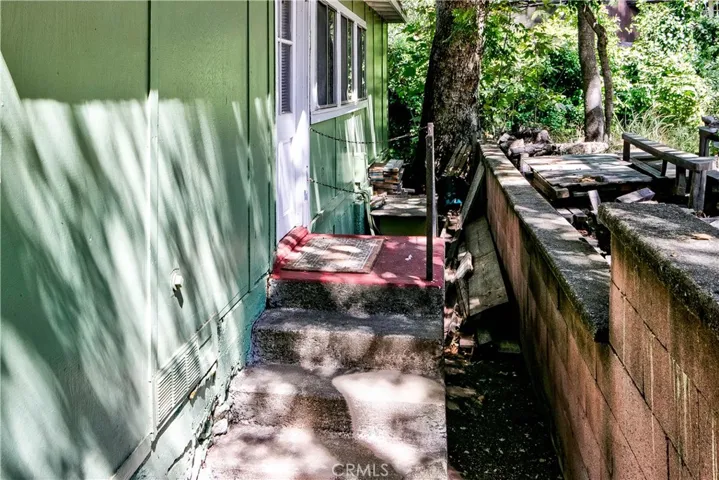 This is a private entrance to 3rd bedroom & full 2nd bathroom.  ADU? Office?  Endless possibilities.