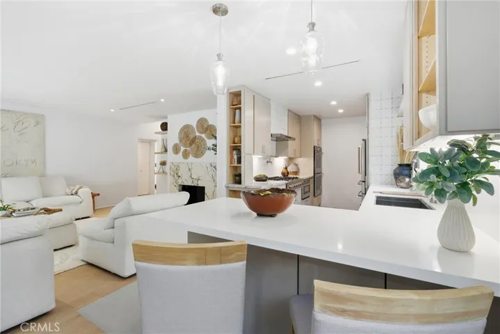 Kitchen breakfast bar