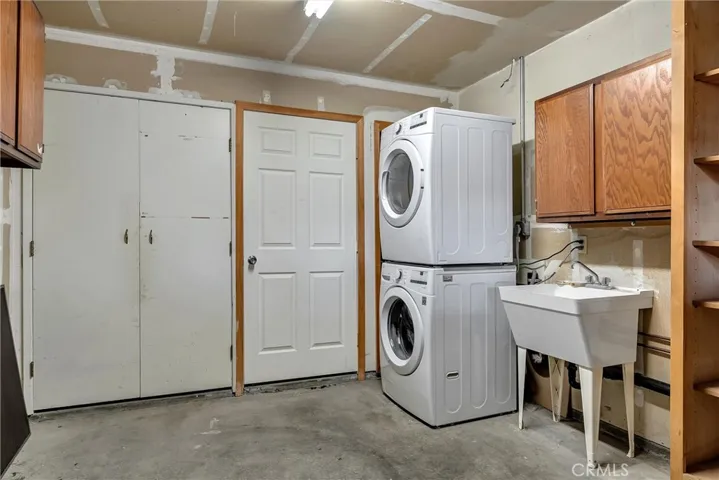Stacked washer/dryer included