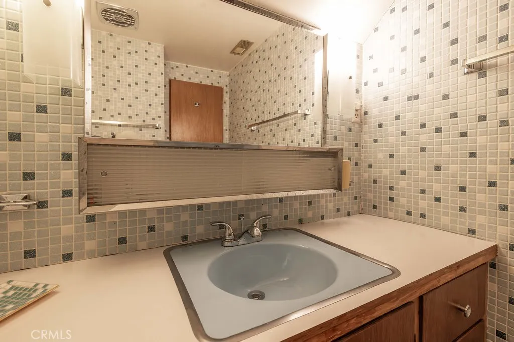 533 Villa Grove, Big Bear City, California 92314 home-pic-26