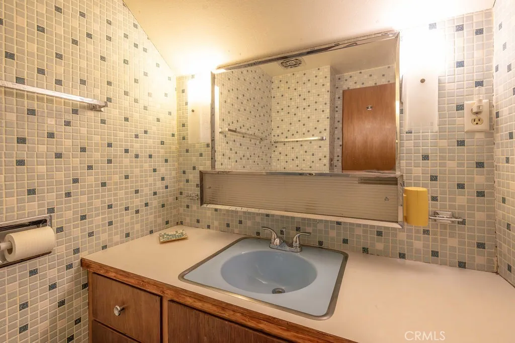 533 Villa Grove, Big Bear City, California 92314 home-pic-17