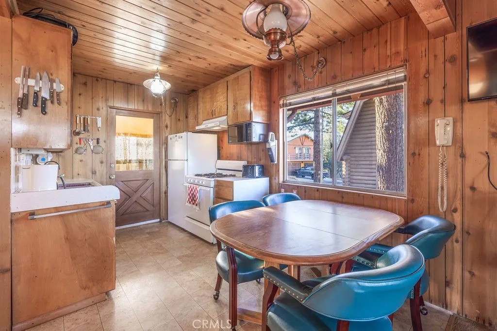 533 Villa Grove, Big Bear City, California 92314 home-pic-6