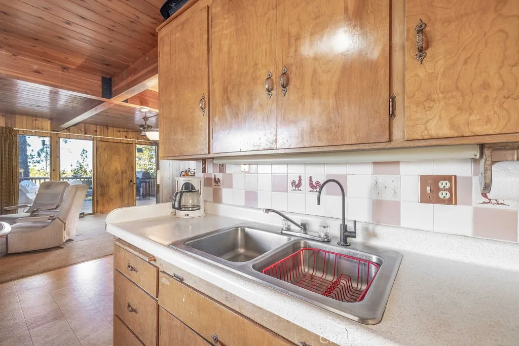 533 Villa Grove, Big Bear City, California 92314 home-pic-4
