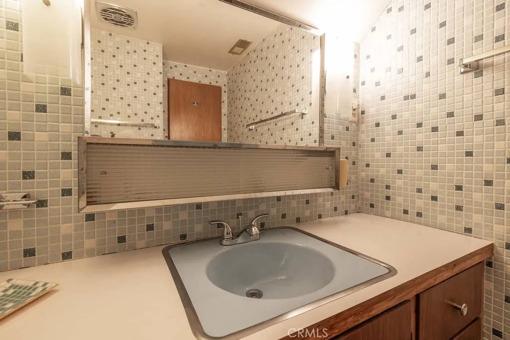 533 Villa Grove, Big Bear City, California 92314 home-pic-18