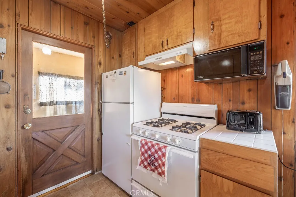 533 Villa Grove, Big Bear City, California 92314 home-pic-3