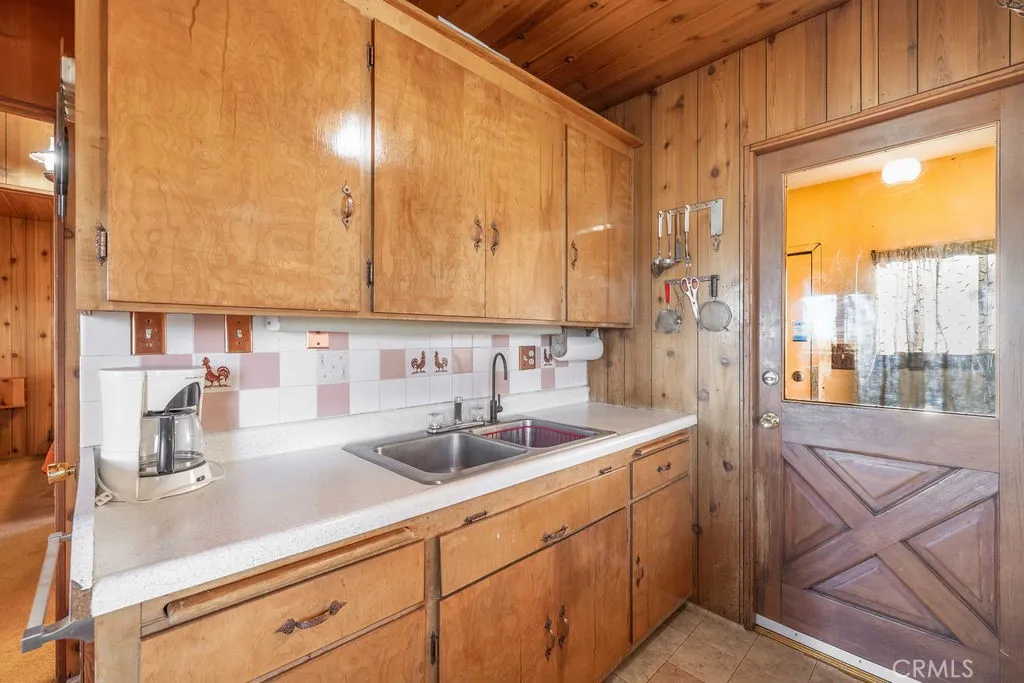 533 Villa Grove, Big Bear City, California 92314 home-pic-2