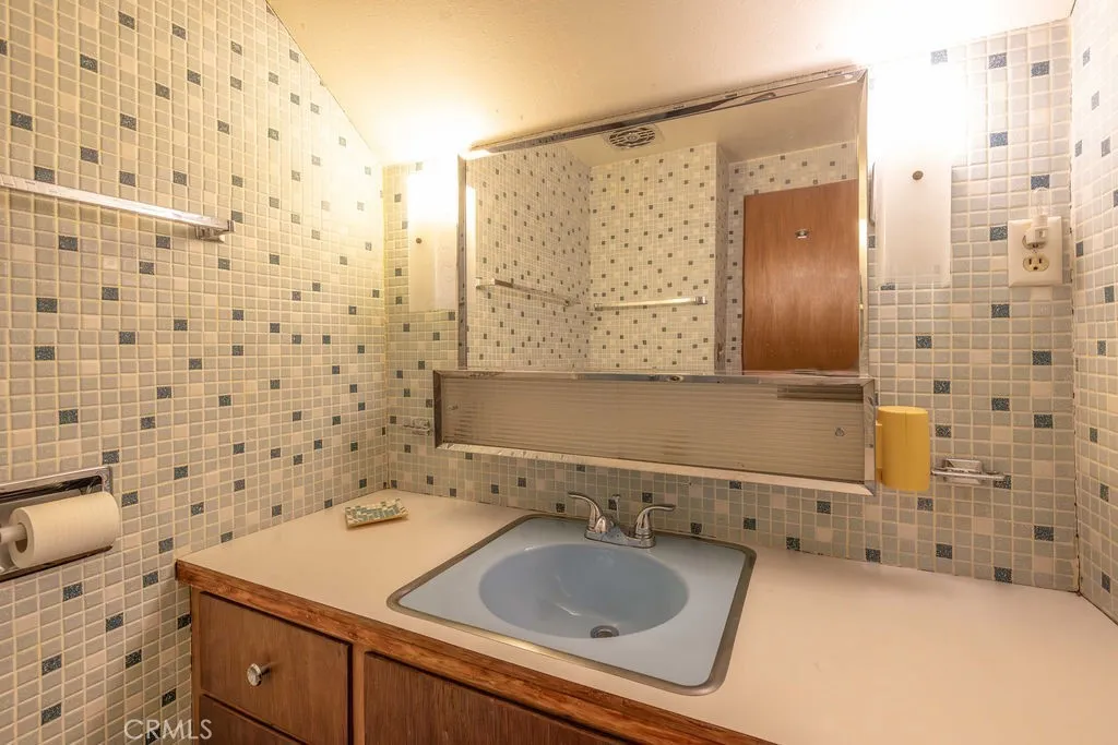 533 Villa Grove, Big Bear City, California 92314 home-pic-25