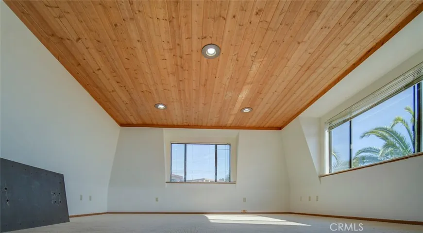 This bonus room is on the 2nd level, with 2 large windows for lots of natural light!