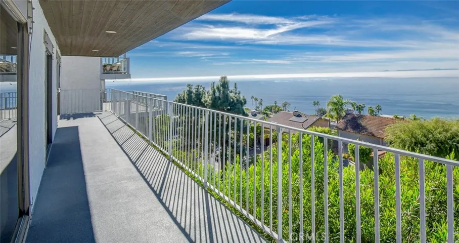 This is the back balcony off the 3 bedrooms with endless ocean views... wow, can you imagine waking up to these views every morning?? OUTSTANDING!!!