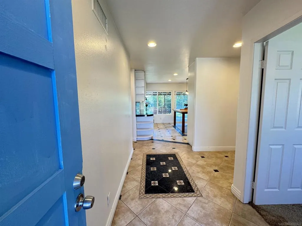 1531 View Pointe, Escondido, California 92027 home-pic-2